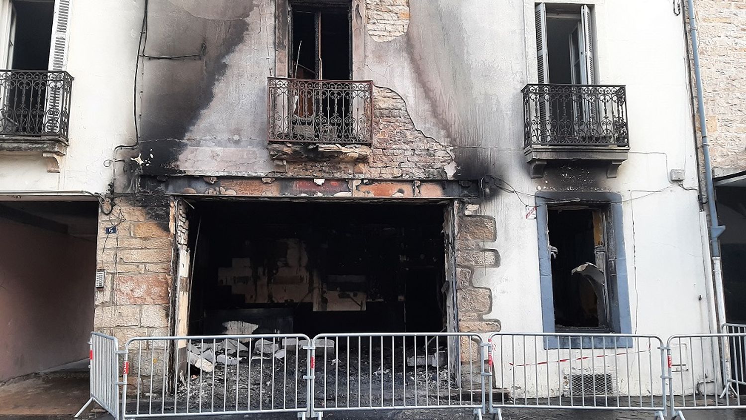 La façade de l'immeuble ce mardi matin après l'incendie